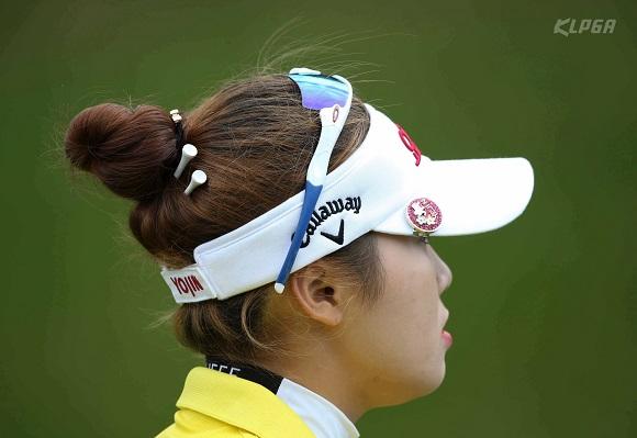 ▲머리에 에쁜 티를 꽂은 김예진이 하이원리조트여자오픈 최종일 경기에서 동타를 이룬 고진영과 한판승부를 펼친다. 사진=KLPGA 박준석 포토 