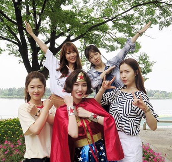 ▲청춘시대 박혜수가 류화영 박은빈 한승연 한예리와 종영 기념 사진을 남겼다.(사진=박혜수 인스타그램)