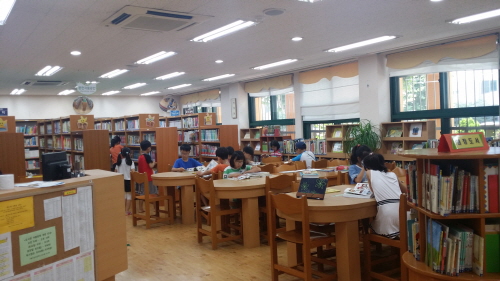 ▲재미 있게 책을 읽고 있는 서울미성초등학교 어린이. (백외섭 동년기자)