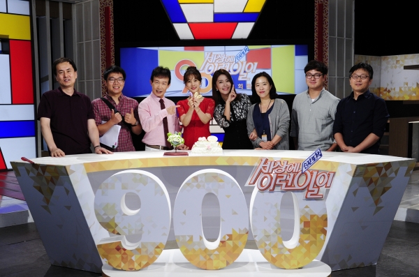 ▲900회를 맞는 SBS 교양 프로그램 '세상에 이런 일이' MC 및 제작진 일동(사진=SBS)