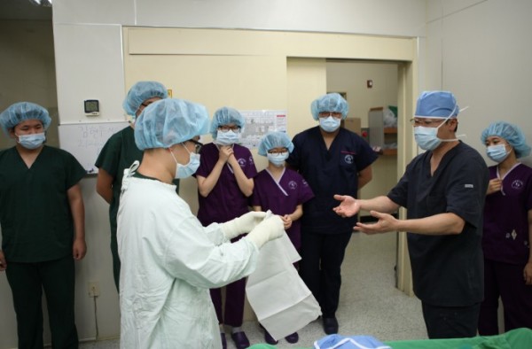 ▲힘찬병원 청소년 인턴십 참여 학생들이 수술실 참관을 위해 준비하고 있는 모습.(힘찬병원)
