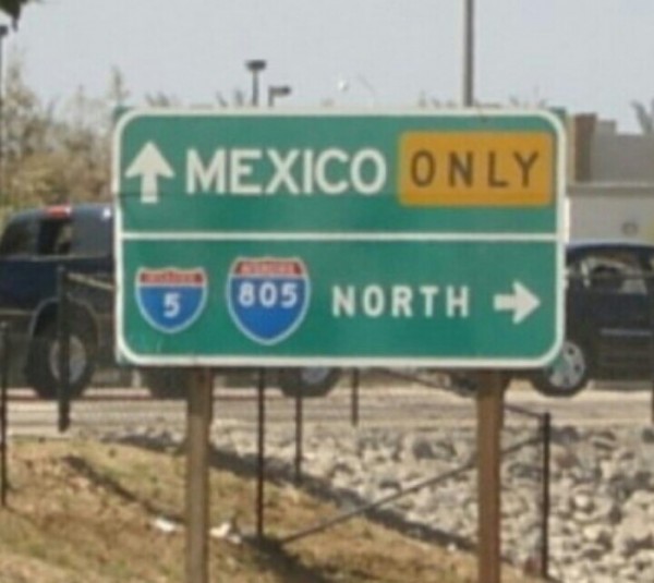 ▲잘못하면 다시 미국으로 들어오기 힘든, 멕시코로 가는 표시판. (양복희 동년기자)