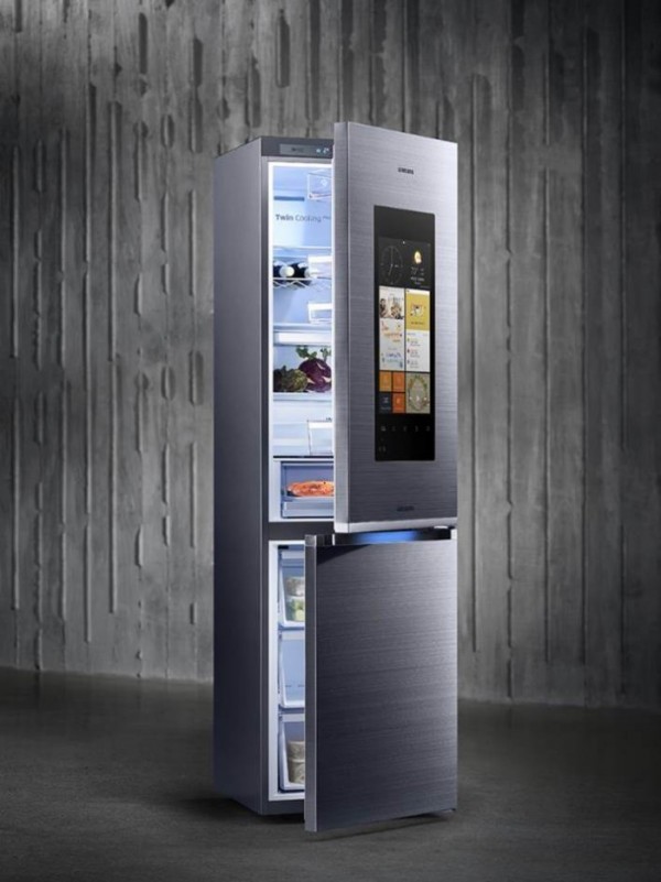 ▲삼성전자는 ‘IFA 2016’에서 유럽 소비자들이 주로 사용하는 BMF(Bottom-Mounted Freezer) 타입의 ‘패밀리 허브’ 냉장고를 최초로 선보인다고 28일 밝혔다. 이 제품은 상냉장ㆍ하냉동 방식의 2도어 타입으로 냉각기가 냉장실과 냉동실에 각각 위치한 독립냉각 시스템 ‘트윈 쿨링 플러스’와 삼성만의 독보적인 ‘미세정온기술’이 적용됐다.(사진=삼성전자)