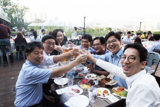 ▲1일 경기도 용인의 녹십자 본사에서 임직원들이 ‘비어파티’를 즐기고 있다.(사진제공=녹십자)