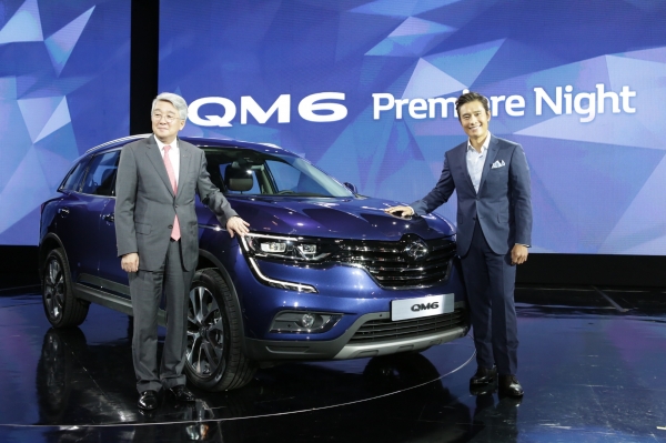 ▲박동훈 르노삼성 사장이 배우 이병헌과 함께 지난 2일 QM6 프리미어나이트에서 포토세션을 진행하고 있다. 사진=르노삼성.