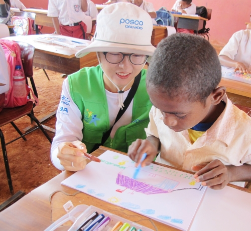 ▲포스코대우 자원봉사자가 느가라 초등학교 방과후 교실에서 미술 교육을 진행하고 있다.(사진제공=포스코대우 )