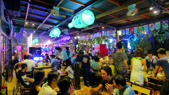 ▲하이트진로 베트남 법인이 하노이 시내에 오픈한 팝업스토어 '진로 소주클럽'에서 베트남 젊은 소비자들이 방문해 한국 소주를 즐기고 있다.(사진제공=하이트진로)