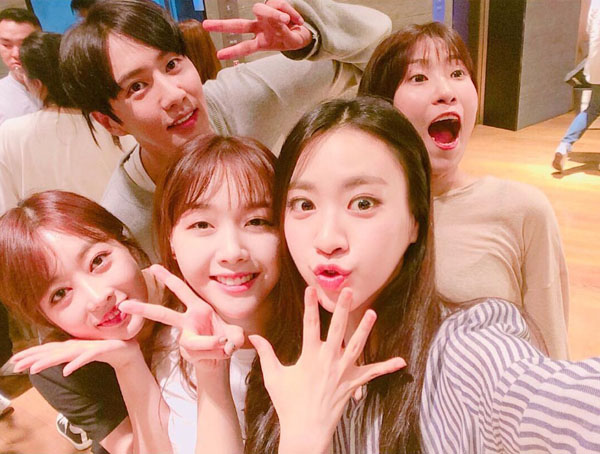 ▲'snl코리아시즌8' 김소혜가 크루들과 찍은 사진을 공개했다.(사진=김소혜 인스타그램)