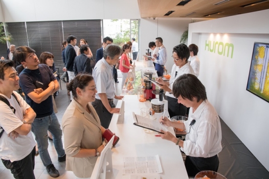 ▲지난 7월 진행됐던 휴롬의 일본 팝업스토어 행사에서 많은 현지 소비자들이 제품 문의를 하고 있다. (사진제공=휴롬)