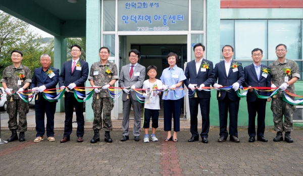 ▲KB투자증권은 지난 2일 제주 안덕지역아동센터에서 해군 제7기동전단 장병들과 함께 시설 개보수 및 환경개선을 돕는 무지개교실 봉사활동을 실시했다.(왼쪽에서 네 번째 해군7기동전단장 김정수 준장, 오른쪽에서 네 번째 KB투자증권 전병조 사장)(사진=KB투자증권)