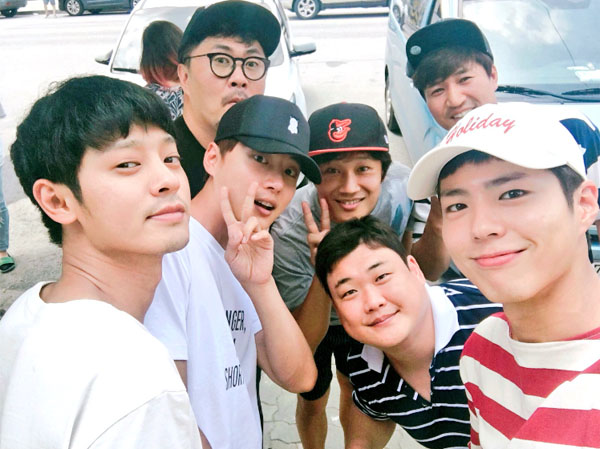 ▲'1박2일' 박보검이 멤버들과의 사진을 공개했다.(사진=박보검 트위터)