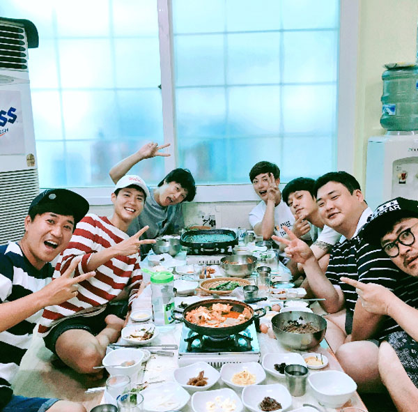 ▲'1박2일' 박보검이 멤버들과의 사진을 공개했다.(사진=박보검 트위터)