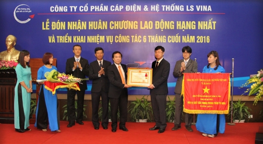 ▲LS전선 베트남 법인이 베트남 정부로부터 1급 노동훈장을 받는 모습 (사진제공=LS전선)