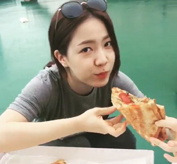 ▲'청춘시대'로 인기를 얻은 배우 류화영이 KBS2 드라마스페셜 '웃음실격'으로 시청자들을 찾아간다.(사진=류화영 인스타그램)