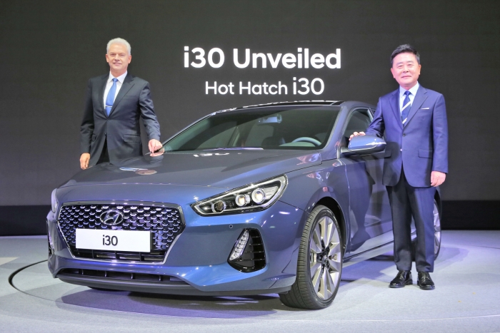 ▲(왼쪽부터) 현대차 알버트 비어만 부사장과 곽진 부사장이 기념촬영을 하는 모습 (사진 제공 = 현대차)