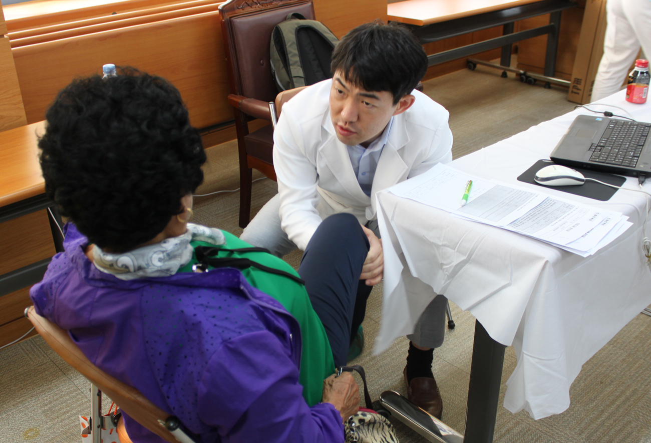 ▲강북힘찬병원 변준성 원장이 전북 정읍에서 진행된 '찾아가는 진료' 현장에서 무릎이 불편한 지역 주민을 진단하고 있다.(강북힘찬병원)