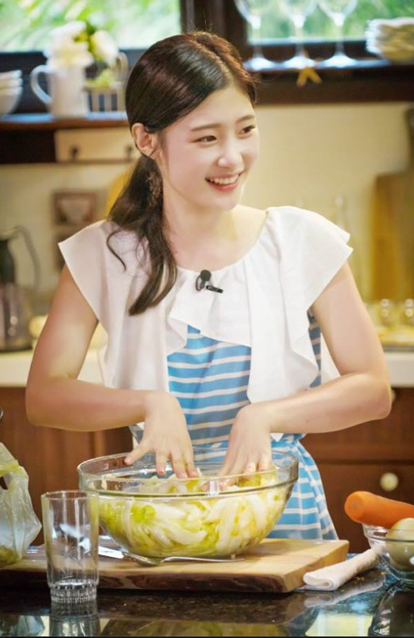 ▲'먹고자고먹고' 쿠닷편 정채연(사진=tvN)