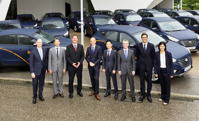 ▲현대자동차 유럽법인과 린데사 임직원들이 지난 6월 독일 뮌헨에서 카셰어링에 투입될 ix35 FCEV를 배경으로 기념촬영을 하고 있다. 사진=현대자동차 제공.