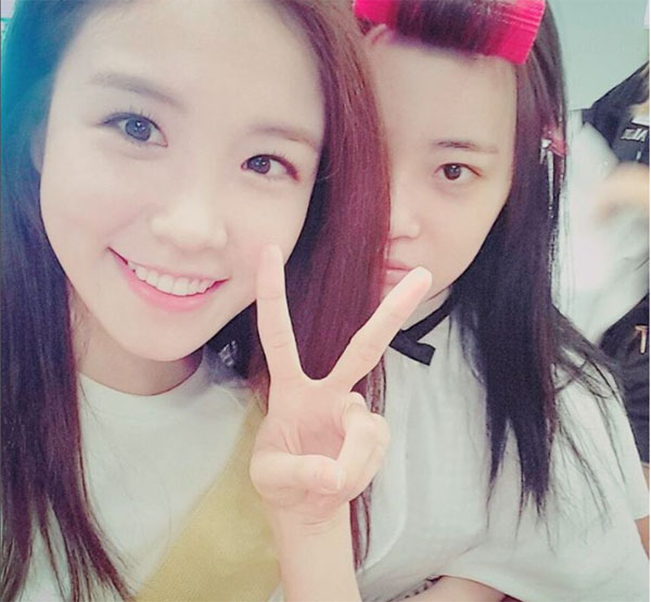 ▲'더쇼' 특별 MC로 나서는 허영지가 장예원과의 친분을 과시했다.(사진=허영지 인스타그램)