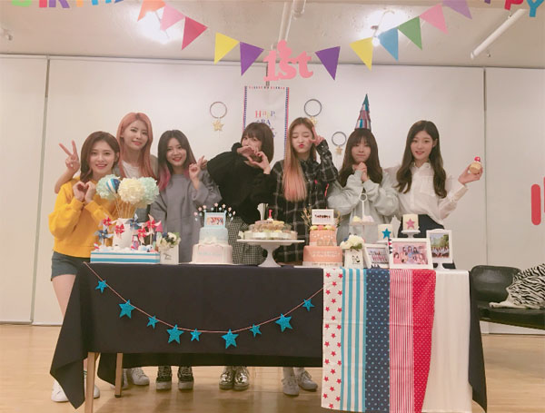 ▲걸그룹 다이아가 데뷔 1주년 돌잔치를 열었다.(사진=다이아 트위터)