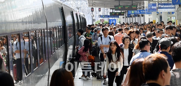 ▲추석연휴 마지막 날인 어제 서울역에 도착한 귀경객들이 열차에서 내려 집으로 향하고 있다.