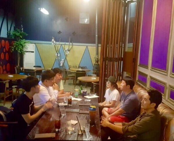 ▲시계 반대 방향으로 신현준, 정형돈, 이정화 작가, 유재환 PD, 류텐(陆添) 대표, 홍빈(小北) PD(에이치제이 필림)