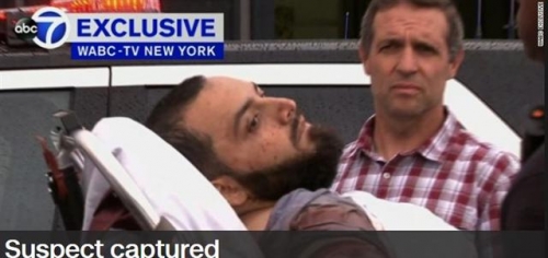 ▲미국 뉴욕 맨해튼 폭탄 사건 용의자 아흐마드 칸 라하미(가운데)가 19일(현지시간) 총격전 끝에 부상을 당해 들것에 실려 후송되고 있는 모습. 사진=ABC방송 캡처