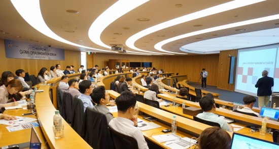 ▲CJ헬스케어는 20, 21일 양일간 서울 중구에 위치한 CJ인재원에서 ‘하반기 글로벌 R&D 오픈 포럼을 개최했다. 포럼에 참가한 벤처사가 CJ헬스케어 임직원들을 대상으로 과제 프레젠테이션을 진행하고 있다.