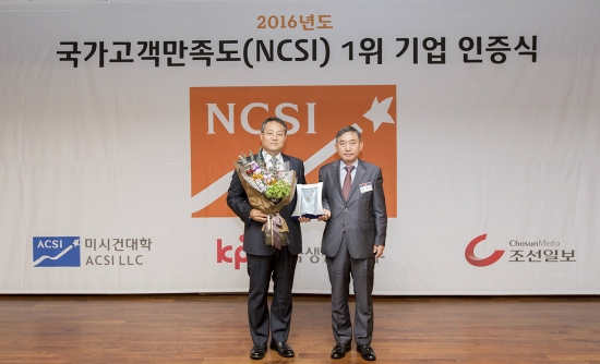 ▲20일 서울 장충동 신라호텔에서 열린 ‘2016 국가고객만족도(NCSI) 1위 기업 인증식’에서 롯데리아 노일식 대표이사(왼쪽)와 조선일보 홍준호 발행인이 인증패 전달 후 기념촬영을 진행하고 있다.
(사진제공=롯데리아)