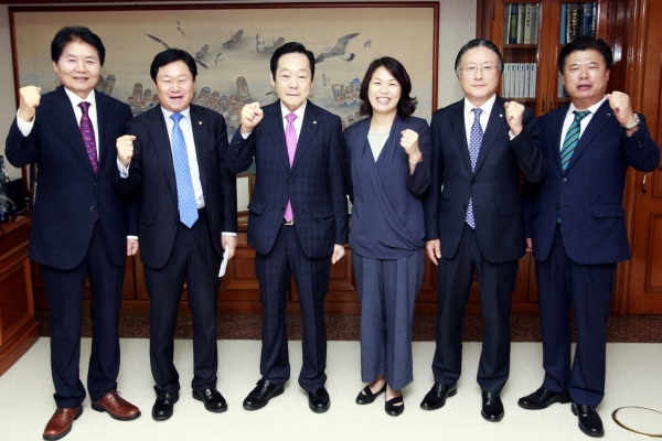 ▲한국협동조합협의회 회장단. (왼쪽부터)농협중앙회장 김병원, 신협중앙회장 문철상, 새마을금고중앙회장 신종백, 아이쿱소비자활동연합회장 박인자, 수협중앙회장 김임권, 산림조합중앙회장 이석형.(사진=새마을금고중앙회)