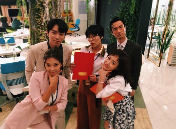 ▲'쇼핑왕 루이' 임세미가 이재균, 차청화, 미람, 김병철과 촬영 현장을 전했다.(사진=임세미 인스타그램)