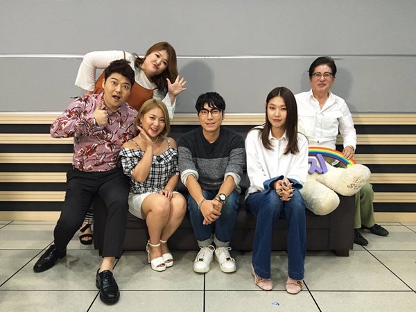 ▲MBC '나 혼자 산다' 이국주, 전현무, 박나래, 이시언, 한혜진, 김용건(사진=MBC 예능연구소 공식 인스타그램)