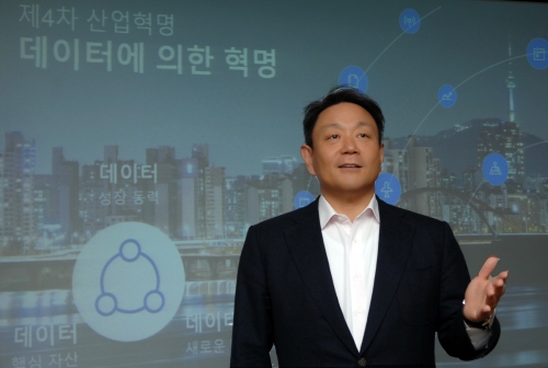▲고순동 한국마이크로소프트 대표가 기업 고객을 대상으로 ‘디지털 트랜스포메이션 컨퍼런스’를 열고 기업 성공 전략을 설명하고 있다. (사진제공=한국마이크로소프트)