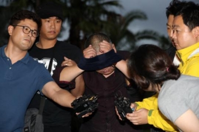 ▲제주의 한 성당에서 60대 여성을 흉기로 찔러 살해한 혐의로 붙잡힌 중국인 첸모씨가 지난 17일 제주서부경찰서로 들어가고 있다.