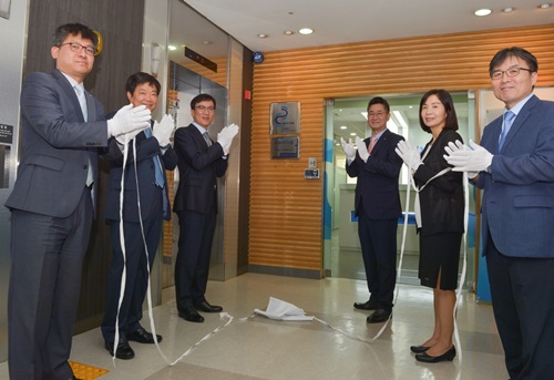 ▲21일 휴온스와 한국식품연구원 직원들이 지정서 전달식 및 현판식 행사에서 기념사진을 촬영하고 있다. (사진제공=휴온스)