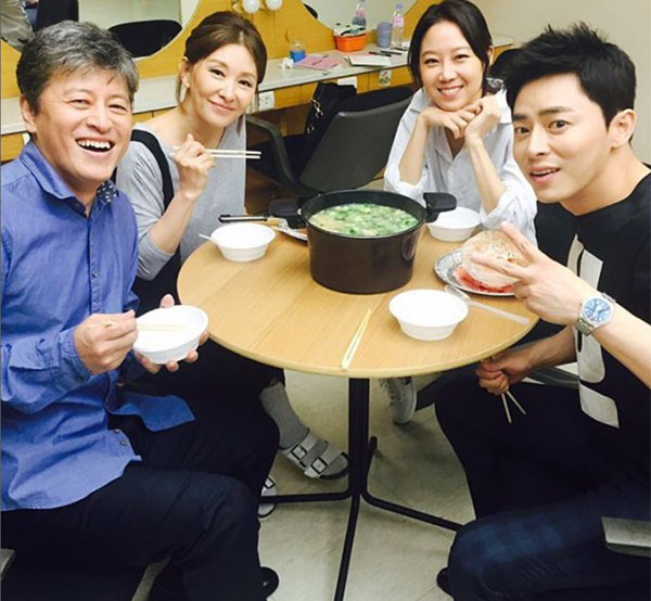 ▲수목드라마 '질투의 화신' 권해효 이미숙 공효진 조정석(사진=공효진 인스타그램)