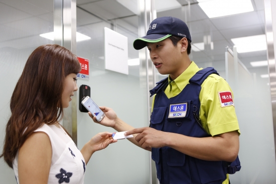 ▲출동요원이 고객에게 모바일 보안카드 사용법을 설명하고 있다.(사진제공=에스원)