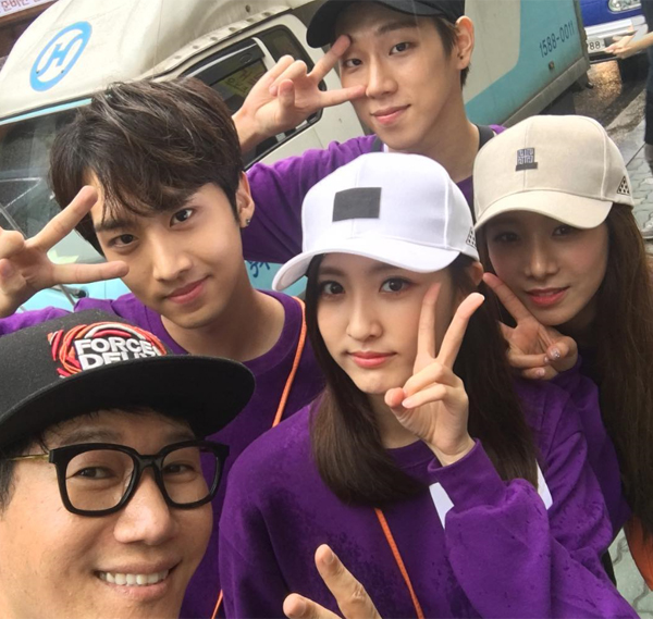 ▲'런닝맨' 지석진이 베스티, 크나큰 멤버들과 촬영 인증 사진을 게재했다.(사진=지석진 인스타그램)