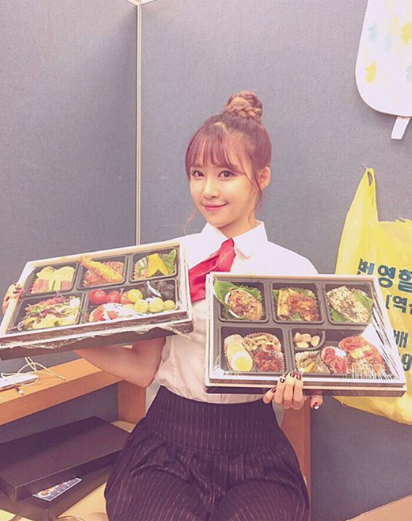 ▲크레용팝 엘린이 팬들의 도시락 선물을 인증했다.(사진=크레용팝 엘린 인스타그램)