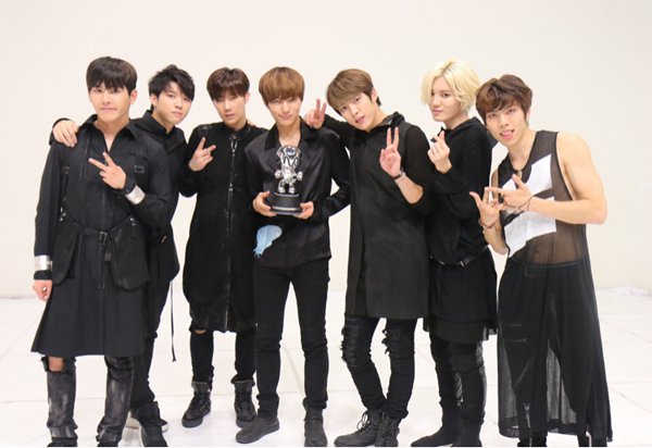 ▲29일 인피니트가 '엠카운트다운' 1위 기념 사진을 남겼다.(사진=인피니트 공식 트위터)