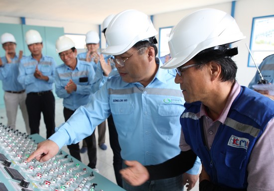 ▲송치호 LG상사 대표(오른쪽에서 두 번째)가 인도네시아 GAM 광산의 시험생산 가동을 위해 광산의 생산설비를 조작하는 제어 장치를 누르고 있다.(사진제공=LG상사)