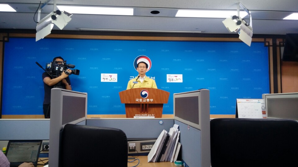 ▲29일 정부세종청사에서 최정호 국토교통부 2차관이 철도파업에 따른 비상대책 방안을 발표하고 있다.