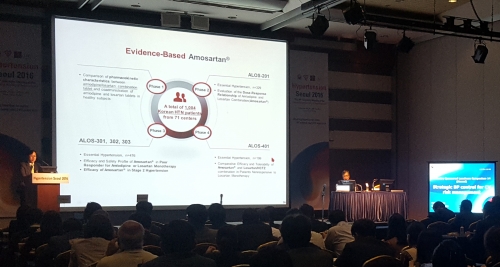 ▲한미약품 관계자가 28일 서울 코엑스에서 열린 '제26차 세계고혈압학회 학술대회’에서 
아모잘탄 임상결과를 발표하고 있다. (사진제공=한미약품)