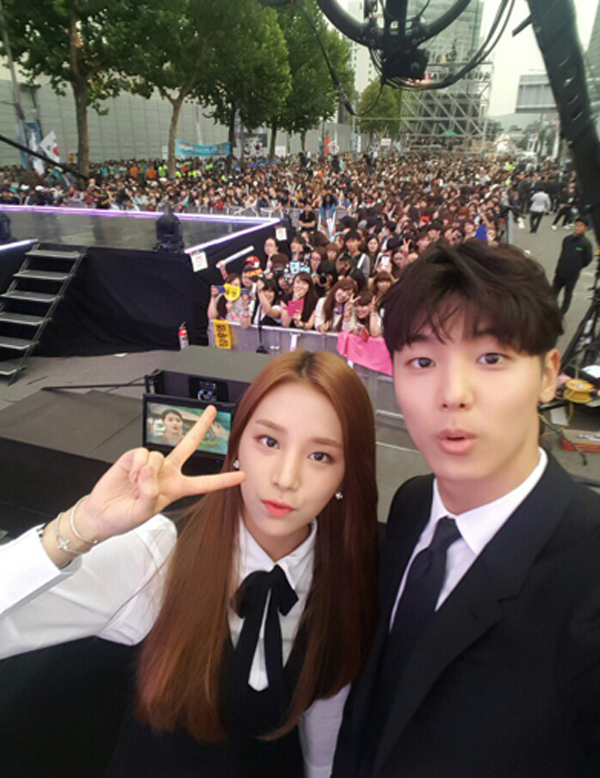 ▲30일 라붐 솔빈과 씨엔블루 민혁이 '뮤직뱅크' 방송 전 인증 사진을 남겼다.(사진=라붐 트위터)