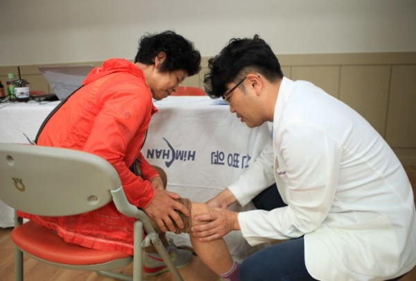 ▲인천힘찬병원 의료진이 6일 충남 태안군에서 진행된 '찾아가는 진료' 캠페인에서 지역 주민을 진단하고 있다. (인천힘찬병원)