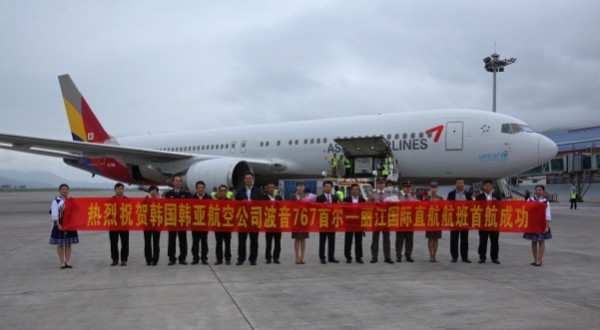 ▲22일 중국 리장싼이공항에서 열린 '아시아나항공 리장 부정기편 취항식'에서 안병석 중국지역본부장(오른쪽 여덟번째), 쌴쓰광 리장공항공사 사장(오른쪽 일곱번째) 및 행사 참석자들이 기념 촬영을 하고 있다. 사진제공 아시아나항공

 
