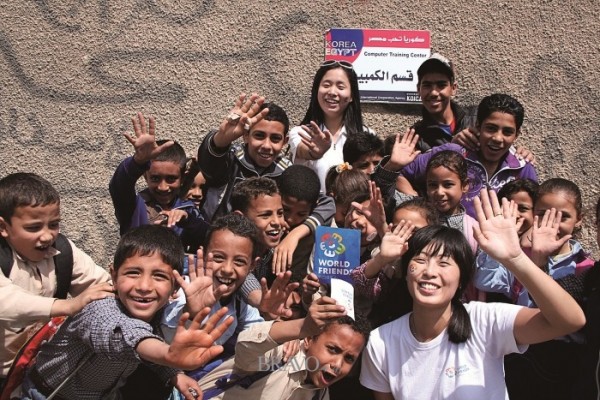 ▲이집트 아이들의 교육을 돕고있는 코이카 봉사단원이 학생들과 함께.(사진=코이카)