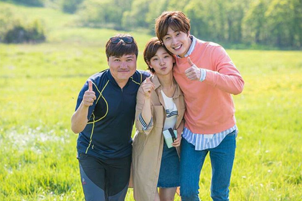 ▲'신데렐라와 네 명의 기사' 정일우가 이민우 감독, 박소담과 찍은 사진을 공개하며 종영에 대한 아쉬움을 전했다.(사진=tvN)