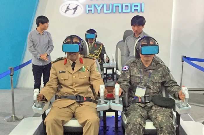 ▲현대자동차가 2일 충남 계룡시 계룡대 육군본부에서 개최된 ‘2016 육군 지상군 페스티벌’에 의료용 착용 로봇, 자율주행차 등을 전시했다. 사진은 군인들이 자율주행 시뮬레이터를 체험하고 있는 모습 (사진 제공 = 현대차)