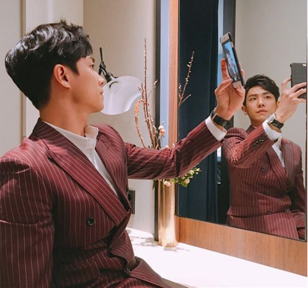 ▲'캐리어를 끄는 여자' 이준(사진=이준 인스타그램)